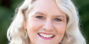 Dr. Cyndie Claypool de Neve