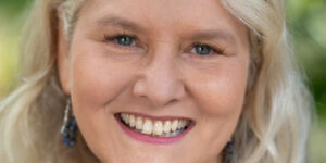 Dr. Cyndie Claypool de Neve